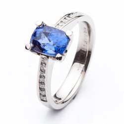 Platinový prsten se safírem a diamanty vzor č. 0163